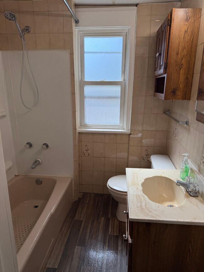 481 26th St Unit Spacious 2 bedroom unit