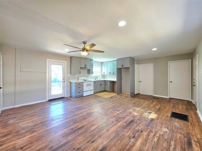 Photo - 208 Cemetery Rd