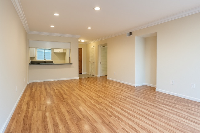 Building Photo - 700 Palm Dr Rental