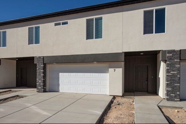 Building Photo - Cross Hollow Home
