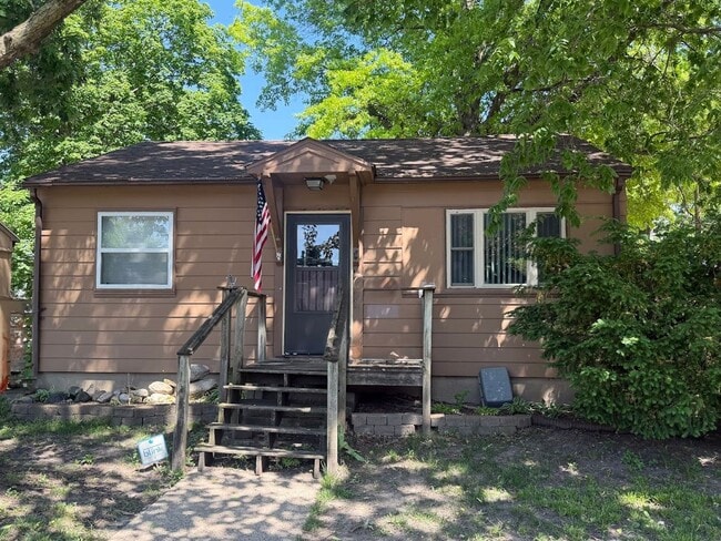 Building Photo - Central Ames Single-Family Home-Available August 1st