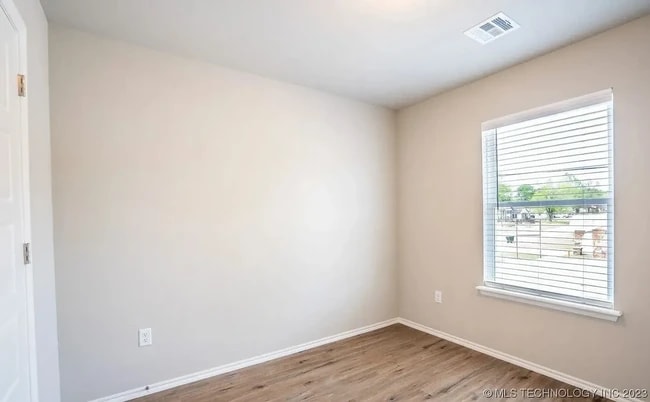 Photo - 518 W 2nd St