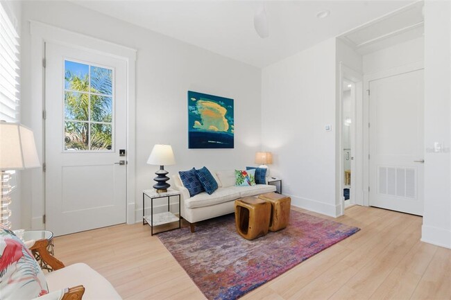 Photo - 345 Bailey St