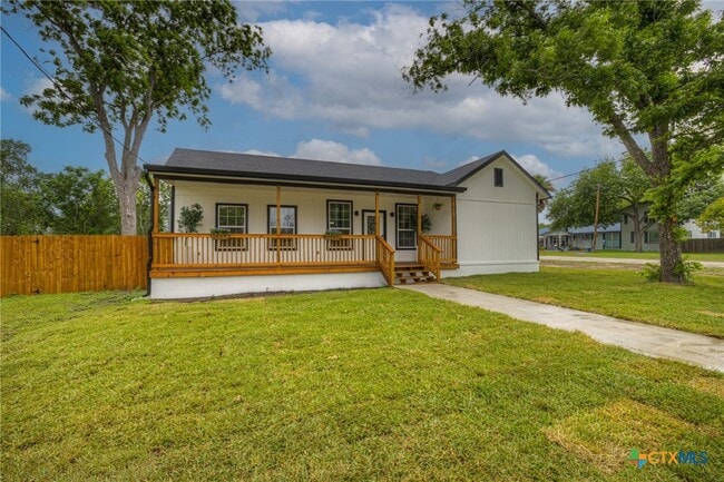 Photo - 312 N La Vernia St