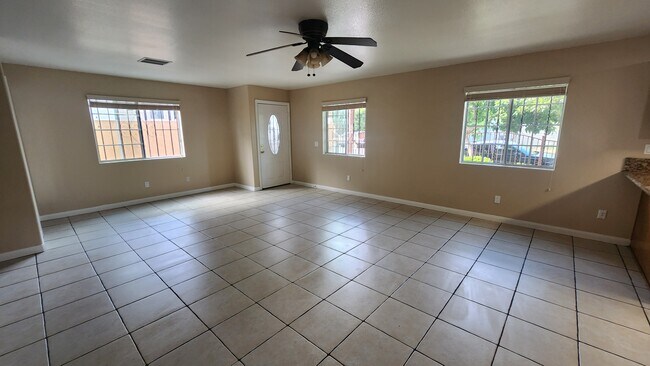 Photo - 1127 W 39th Pl Unidad 1127