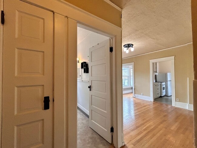 Photo - Vintage Charm - Top Floor NW Studio!