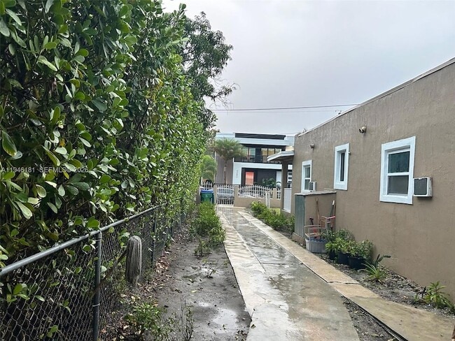 Photo - 261 NW 49th St