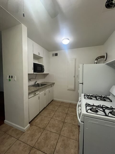 Photo - 1 bed 1 bath unit available close to downtown Tracy Unit D