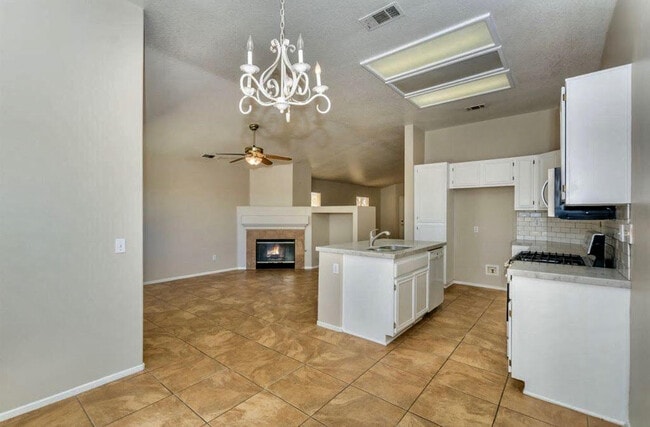 Photo - Lovely, Pristine Single-Story in South Tem...