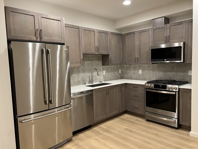 Cocina: Encimeras de cuarzo y electrodomésticos de acero inoxidable. - 3631 1st Ave NW