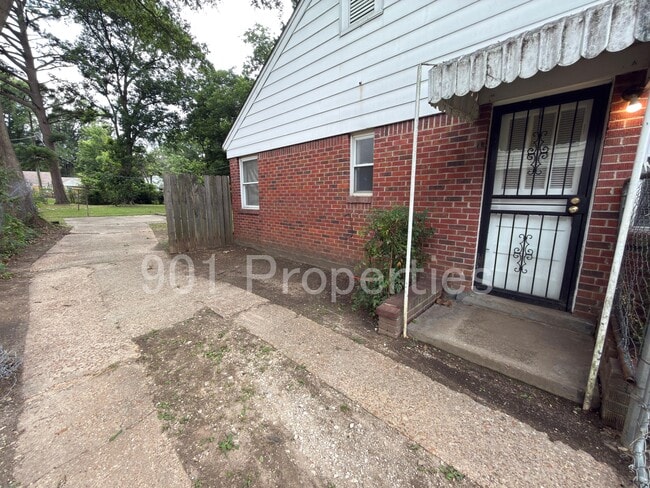 Photo - 981 Chatwood St