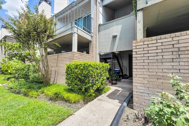 Building Photo - 10811 Richmond Ave. Unit 101