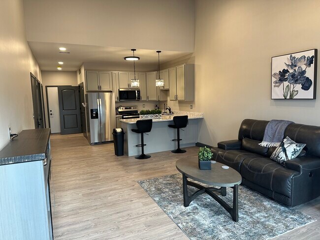 Planta abierta con una hermosa barra de almacenamiento para sentarse - 200 Jaycee Dr Unidad 204