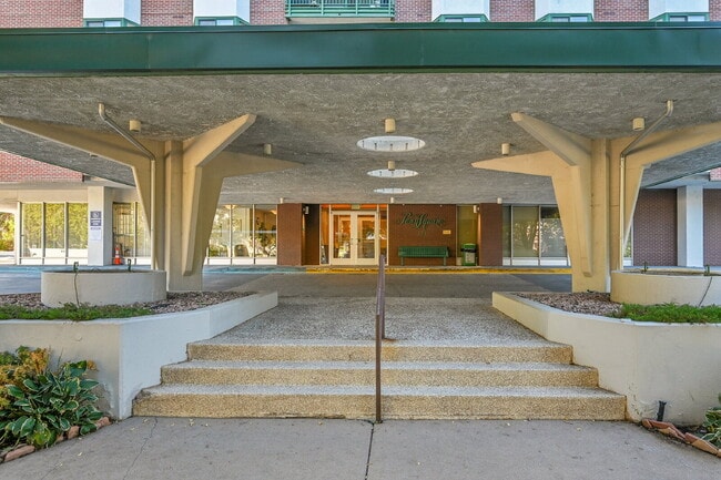 Building Photo - $1,795 - 1 Bed, 1 bath Condo in Denver wit... Unit #710