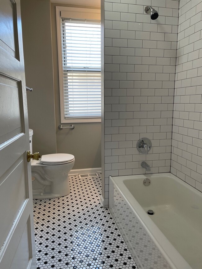 Remodeled Bathroom - 1322 Greenleaf St Unit 2
