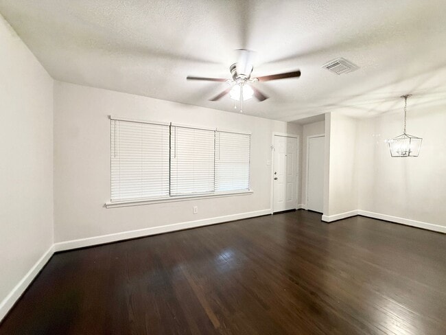 Photo - Beautiful and Spacious 4/1 Near Northside Elementary!