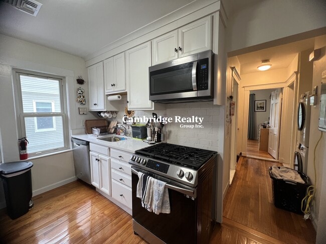 Building Photo - 52 Raymond Ave Unit R