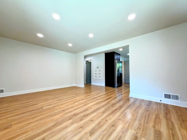 Photo - 1023 E Millbert Ave Unit 1023 Millbert Ave