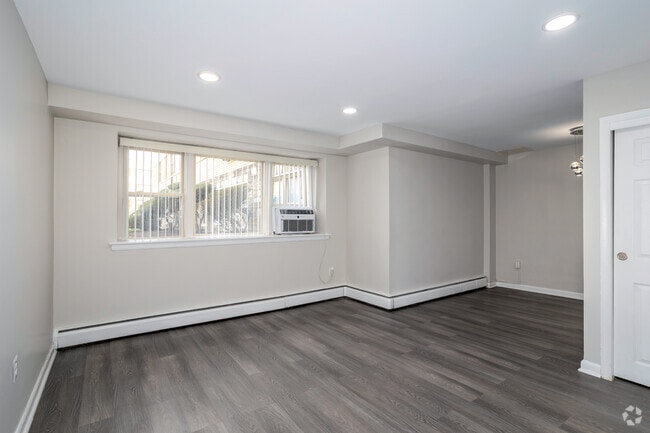 1BR, 1BA - 600-650SF - Living Room