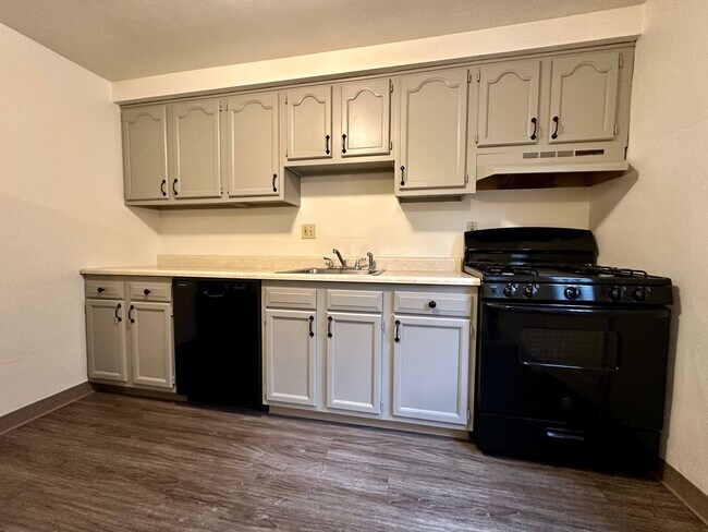 Building Photo - Fantastic Two Bedroom Townhouse in Penn Hills with Garage & Patio! Call Today!