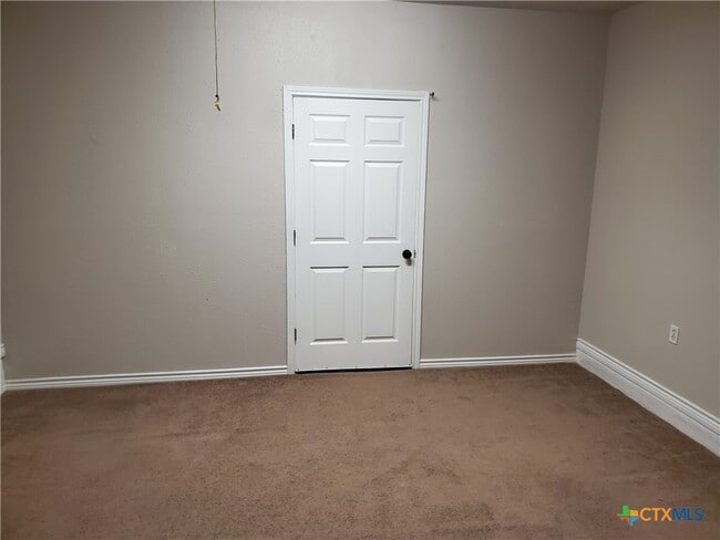 Building Photo - 136 Royal Crest Cir