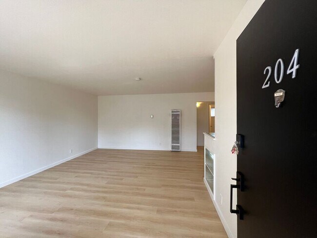 Building Photo - 407 Vernon St Unit 204