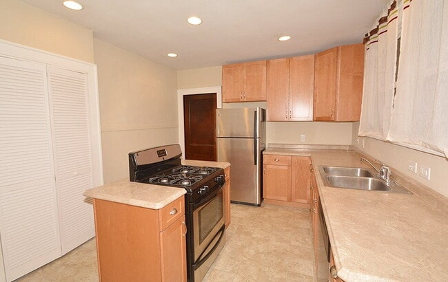 Photo - 4905 Broadway St