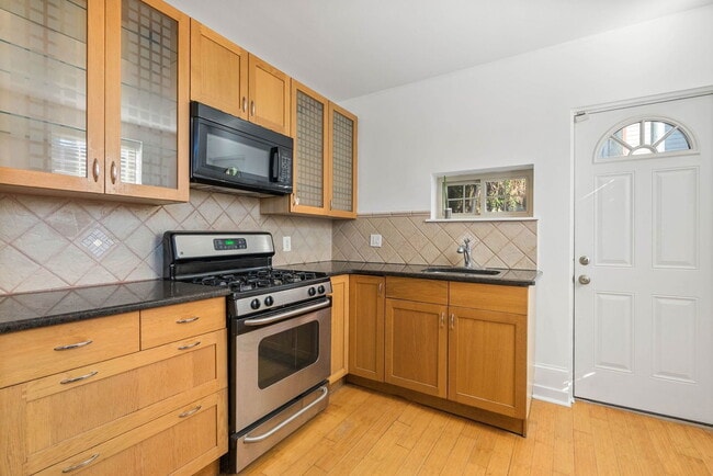 Photo - 933 N 30th St
