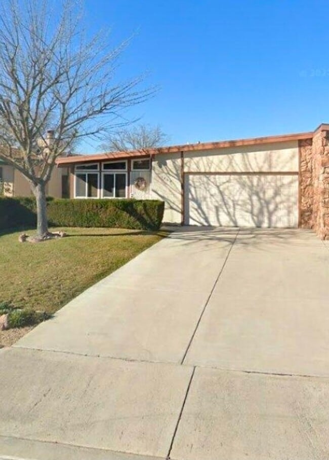 Building Photo - Lovely 2 bed 2 bath in 55 and over community