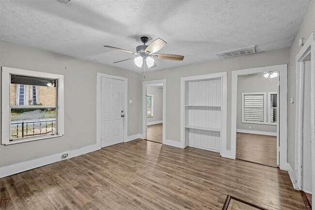 Photo - 906 E Houston St