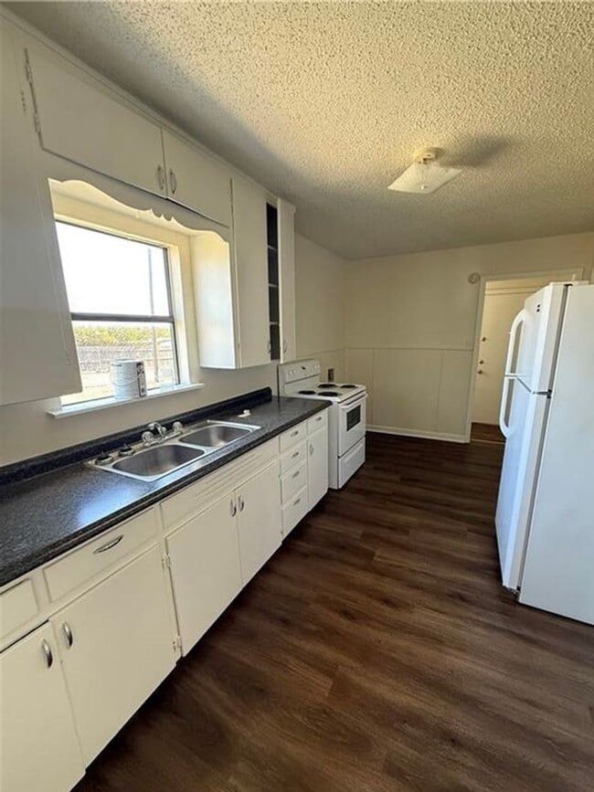 Photo - Cozy newly renovated corner lot 3 bedroom ...