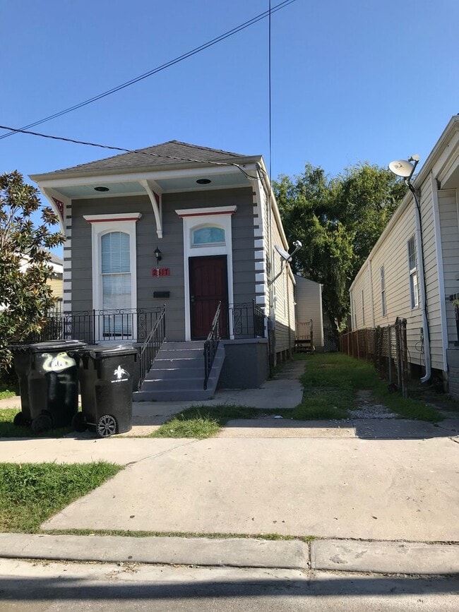 Building Photo - ***$500 Move-In Special*** SPACIOUS 3 BR/2 BA Rental in Mid-City with BACKYARD and DRIVEWAY (Sect...