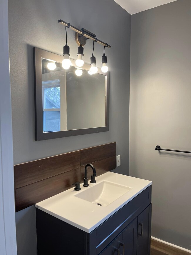 Building Photo - 308 5th St Unit #2