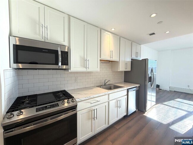 Photo - 3011 Edwin Ave Unidad 5D