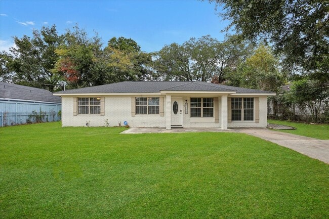 Building Photo - Furnished 4 Bedroom, 2 Bath Brick Home in Savannah