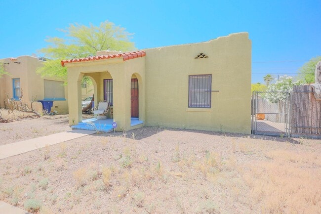 Photo - ACROSS STREET FROM UOFA!!! WON'T LAST!! 2 Bedroom 1 Bathroom