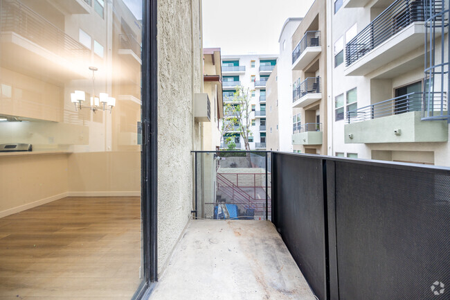 2BR, 1.5BA - 1,600SF - Balcony