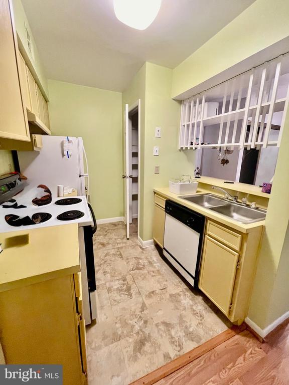Building Photo - 5806 Royal Ridge Dr Unit R