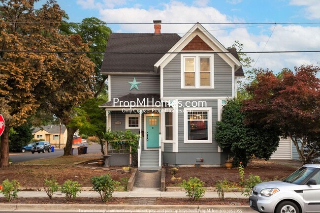 Building Photo - Beautiful 4 Bedroom Victorian Style Home i...
