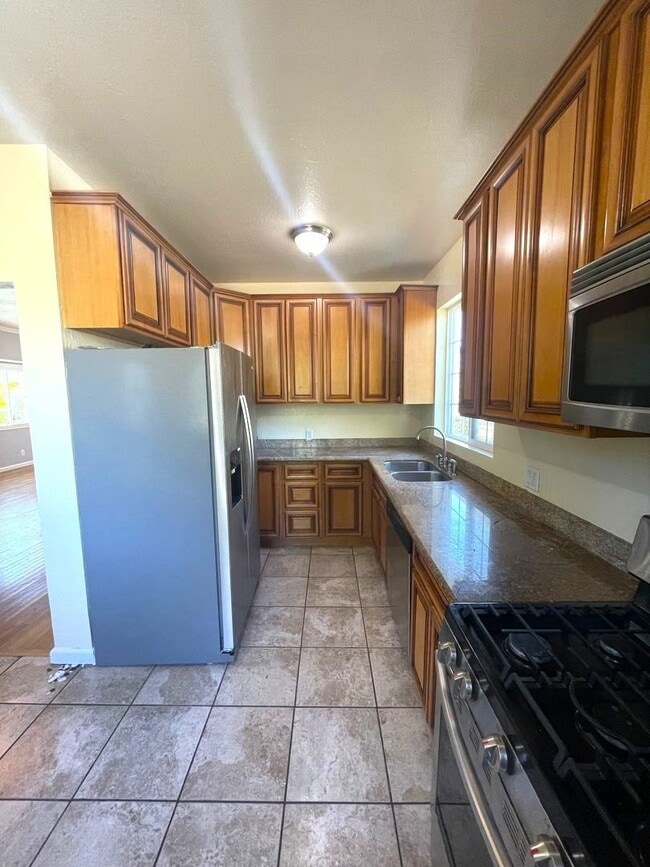 Building Photo - ~Berkeley School District~ Single Family Home - Huge Backyard!