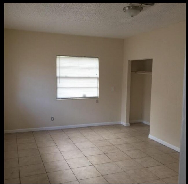 Photo - 3 Bedroom 1.5 Bathroom Home For Rent - Close to Downtown St Petersburg