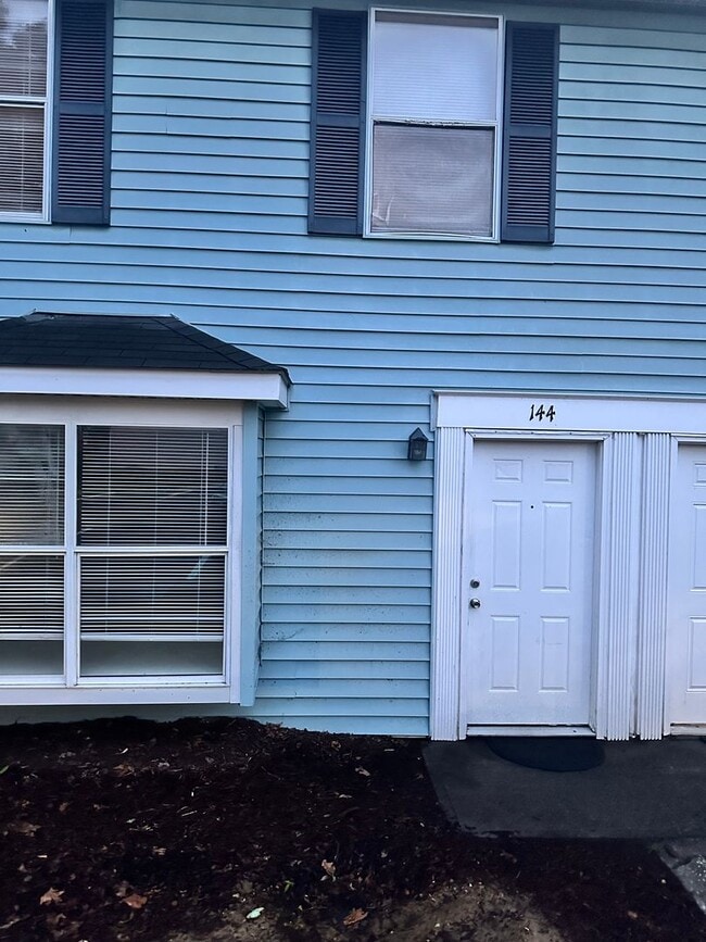Building Photo - 4 bedroom 2.5 bathroom Townhouse
