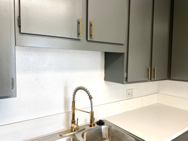 Lovely 2 Bed/2 Bath with Hardwood Floors, ... - Lovely 2 Bed/2 Bath with Hardwood Floors, ... House