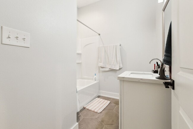 Photo - Cozy 2 Bedroom, 1 Bath Apartment Unidad 1809 Hillary Street 2A