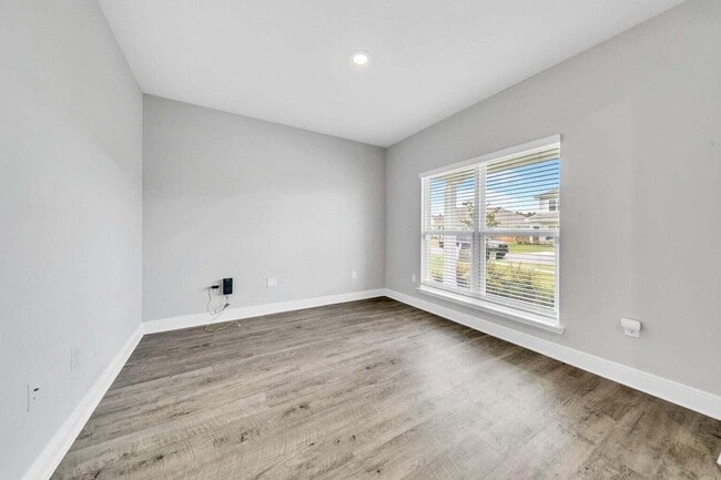 Photo - 44 Oak Trees Ln W