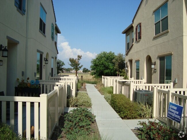 Building Photo - Ready by August 1st Rental