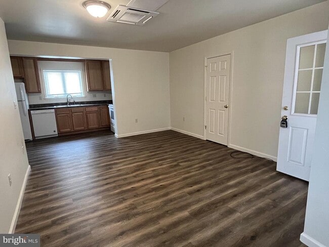 Building Photo - 15 E Main St Unit APT A