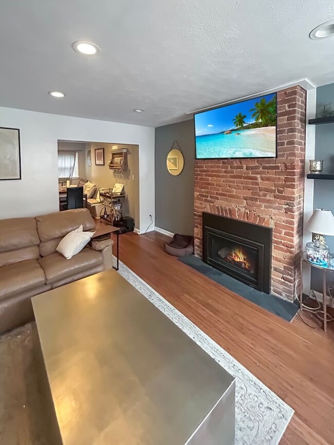 Photo - 262 45th St