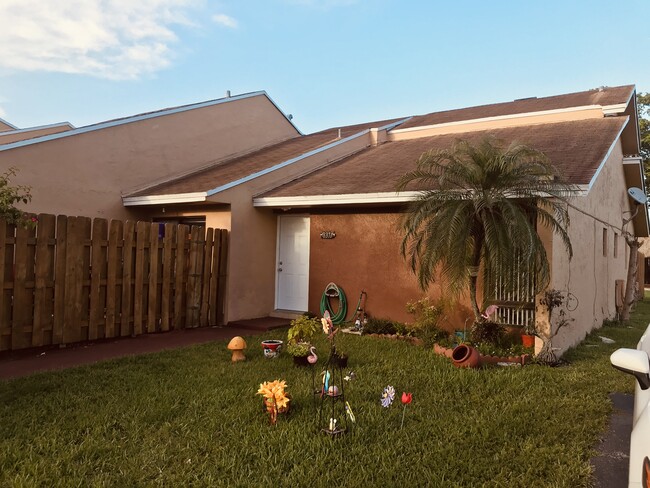 FRENTE - 8371 SW 148th Pl Casa Adosada