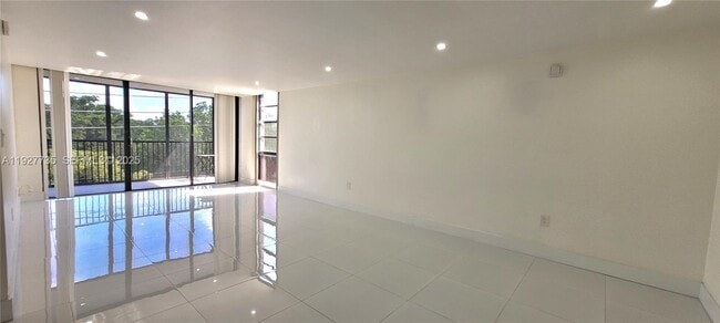 Building Photo - 2500 NE 135th St Unit C302